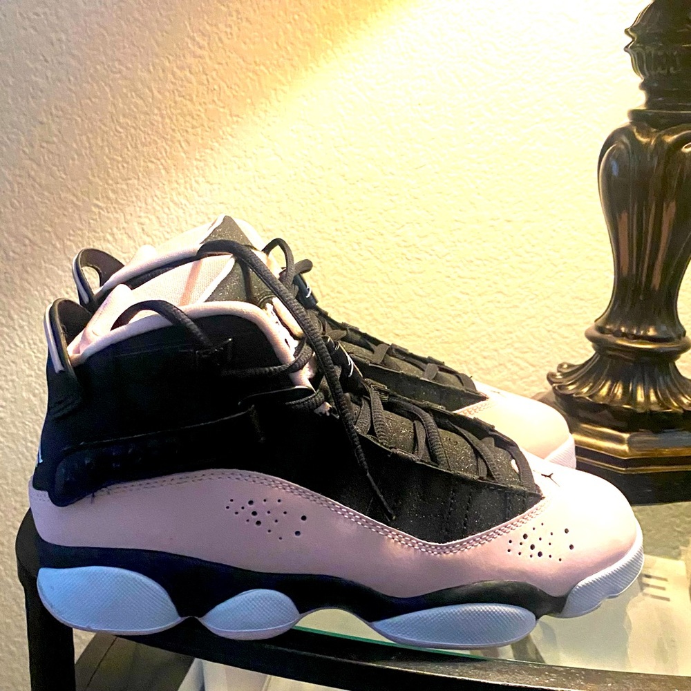 Like New*** Jordan 6 Rings in excellent condition! 6Y/ 7.5-8 in women’s size.